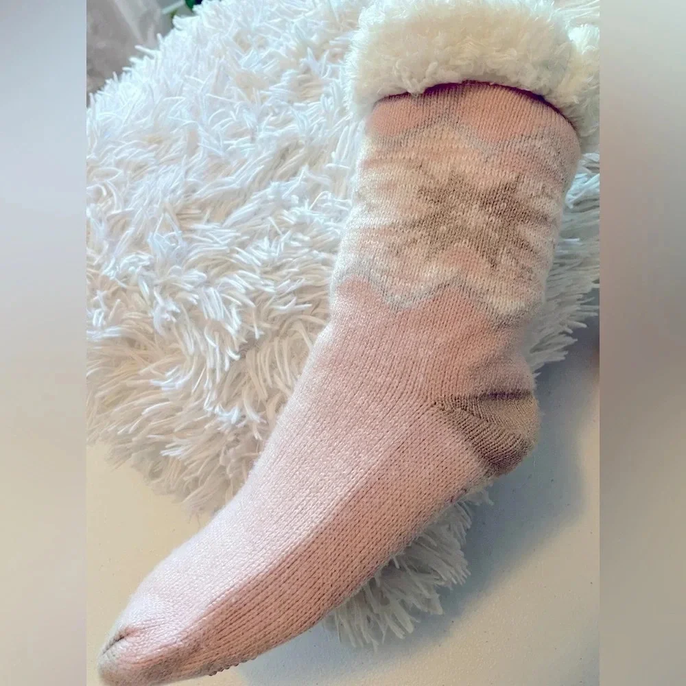 MUK LUKS 8 Pink & Gray white faux shearing cabin cozy socks.Rubber tabs on foot